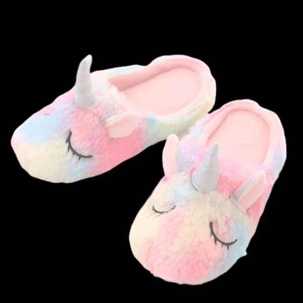 chaussons-licorne-en-peluche-doux-1a-1.jpg Paire de chaussons licorne en peluche, couleurs pastel arc-en-ciel. Chaussons doux et confortables avec corne et oreilles, yeux fermés brodés. Idéal pour se détendre à la maison avec fantaisie., 45502186258687,45502186291455,45502186324223,45502186356991,45502186389759,45502186422527,45502186455295,45502186488063,45502186520831 | Licorne Shop