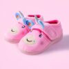 chaussons-licorne-fantaisie-moelleux-1a.jpg Paire de chaussons roses pour enfant en forme de licorne. Pantoufles douces et confortables avec motif brodé et corne argentée. Idéal pour garder les pieds au chaud avec style. Mode enfantine, chaussures d'intérieur., 45502269915391,45502269948159,45502269980927,45502270013695,45502270046463,45502270079231,45502270111999,45502270144767,45502270177535 | Licorne Shop