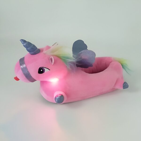 chaussons-licorne-lumineux-confortables-en-peluche-1a.jpg Pantoufle en forme de licorne rose avec crinière arc-en-ciel et ailes pailletées. La licorne a une corne bleue scintillante, un ruban argenté autour de son cou, et des lumières blanches qui brillent., 45502266409215,45502266441983,45502266474751,45502266507519,45502266540287,45502266573055,45502266605823,45502266638591,45502266671359 | Licorne Shop