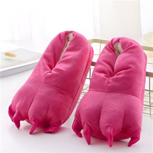 chaussons-licorne-pour-adultes-doux-et-scintillants-1a-1.jpg Une paire de chaussons roses en forme de pattes de monstre. Ils ont des griffes roses vives et l'intérieur est en fausse fourrure., 45502282203391,45502282236159,45502282268927,45502282301695,45502282334463,45502282367231,45502282399999,45502282432767,45502282465535 | Licorne Shop