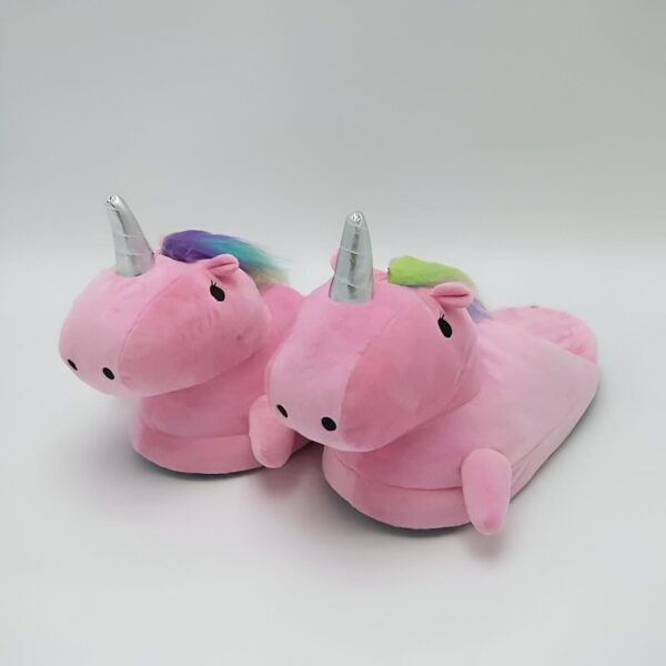 Deux chaussons roses en forme de licorne avec crinière multicolore et corne argentée. Chaussons amusants et confortables pour les pieds., 45502282531071,45502282563839,45502282596607,45502282629375,45502282662143,45502282694911,45502282727679,45502282760447,45502282793215 | Licorne Shop