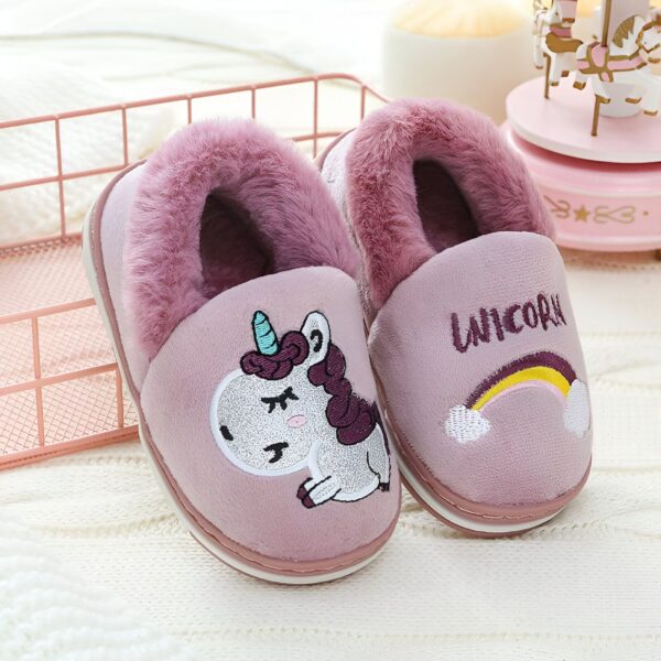 chaussons-licorne-ty-pour-enfant-en-peluche-1a.jpg Paire de chaussons roses pour enfant, décorés d'une licorne brodée et d'un arc-en-ciel. Intérieur fourré pour un confort douillet. Idéaux pour les soirées cocooning., 45502197924095,45502197956863,45502197989631,45502198022399,45502198055167,45502198087935,45502198120703,45502198153471,45502198186239 | Licorne Shop