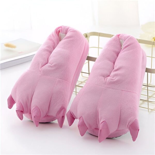 chaussons-licorne-walm-en-peluche-chauds-et-confortables-1a-1.jpg Paire de pantoufles roses en forme de pattes de monstre douces et amusantes. Chaussons confortables et originaux pour se détendre à la maison., 45502201168127,45502201200895,45502201233663,45502201266431,45502201299199,45502201331967,45502201364735,45502201397503,45502201430271 | Licorne Shop