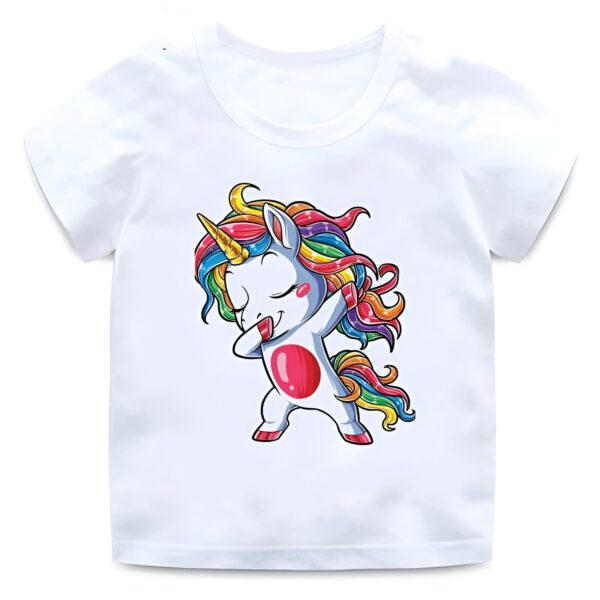chemise-avec-imprime-licorne-faisant-le-dab-1a.jpg T-shirt blanc pour enfant avec un dessin d'une licorne faisant un dab. La crinière et la queue de la licorne sont multicolores. Illustration joyeuse et tendance pour enfants., 45502327161087,45502327193855,45502327226623,45502327259391,45502327292159,45502327324927,45502327357695,45502327390463 | Licorne Shop