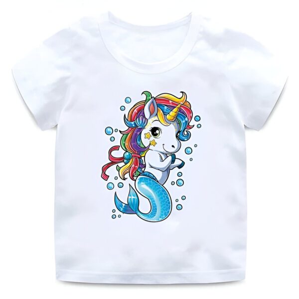 chemise-avec-imprime-licorne-sirene-1a.jpg T-shirt blanc avec un dessin d'une licorne-sirène aux cheveux arc-en-ciel, avec une queue bleue et un motif d'écailles, entourée de bulles. Illustration de style enfantin pour vêtements., 45502310514943,45502310547711,45502310580479,45502310613247,45502310646015,45502310678783,45502310711551,45502310744319 | Licorne Shop