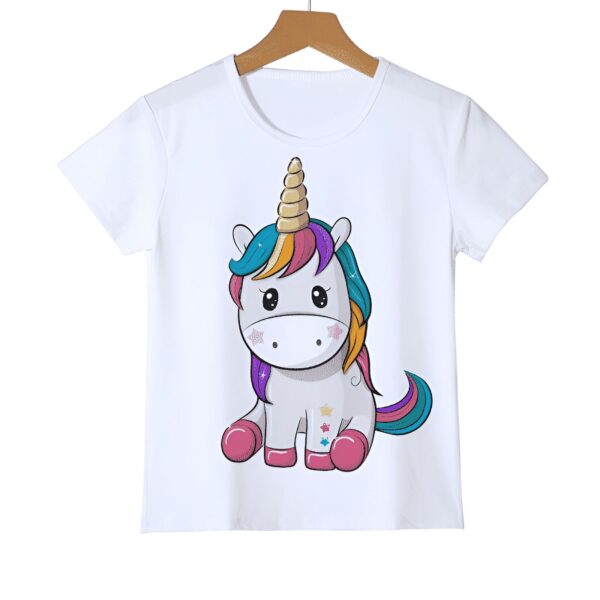 chemise-en-coton-licorne-kawaii-1a.jpg T-shirt blanc avec un dessin de licorne colorée. Dessin animé mignon avec une corne dorée, des crins arc-en-ciel et des joues roses. Vêtement pour enfant, style fantaisie et féérique., 45502309204223,45502309236991,45502309269759,45502309302527,45502309335295,45502309368063,45502309400831,45502309433599 | Licorne Shop