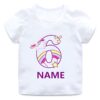 chemise-licorne-a-six-licornes-1a.jpg T-shirt blanc pour enfant avec motif d'anniversaire. Graphisme incluant le chiffre 6, un arc-en-ciel, des étoiles, un nuage et un mignon petit licorne. Espace personnalisable pour le nom. Idéal pour célébrer un sixième anniversaire., 45502297899263,45502297932031,45502297964799,45502297997567,45502298030335,45502298063103,45502298095871,45502298128639 | Licorne Shop