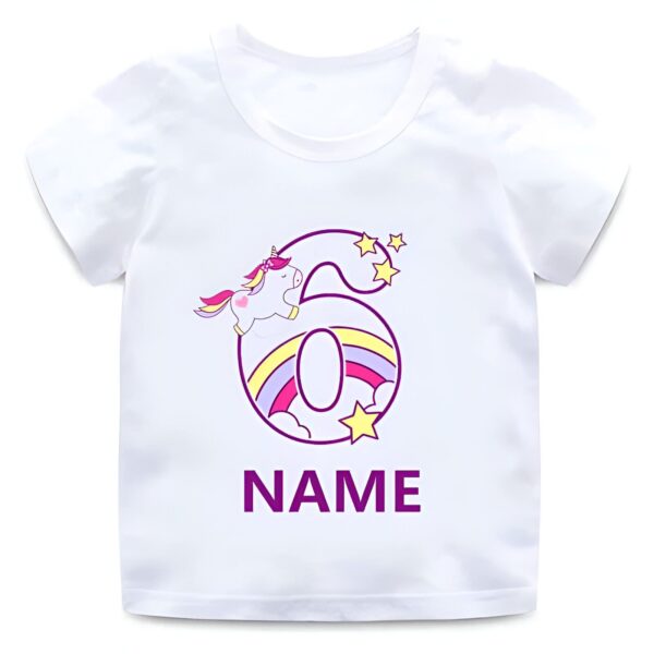 chemise-licorne-a-six-licornes-1a.jpg T-shirt blanc pour enfant avec motif d'anniversaire. Graphisme incluant le chiffre 6, un arc-en-ciel, des étoiles, un nuage et un mignon petit licorne. Espace personnalisable pour le nom. Idéal pour célébrer un sixième anniversaire., 45502297899263,45502297932031,45502297964799,45502297997567,45502298030335,45502298063103,45502298095871,45502298128639 | Licorne Shop