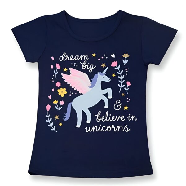 chemise-licorne-douce-et-coloree-pour-tout-petit-1a.jpg T-shirt bleu marine pour enfant avec motif licorne ailée, fleurs et étoiles. Inscription "Dream Big & Believe in Unicorns". Vêtement fille imprimé féérique et inspirant., 45502305173759,45502305206527,45502305239295,45502305272063,45502305304831,45502305337599,45502305370367,45502305403135 | Licorne Shop