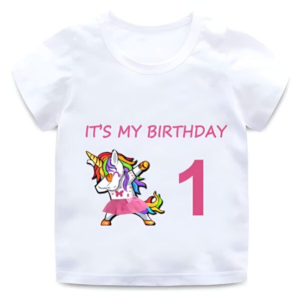 chemise-licorne-fille-1er-anniversaire-1a-1.jpg T-shirt blanc pour enfant avec l'inscription "It's my birthday" et un dessin de licorne portant une jupe rose et faisant un dab, à côté du chiffre 1 rose. Idéal pour un premier anniversaire., 45502336925951,45502336958719,45502336991487,45502337024255,45502337057023,45502337089791,45502337122559,45502337155327 | Licorne Shop