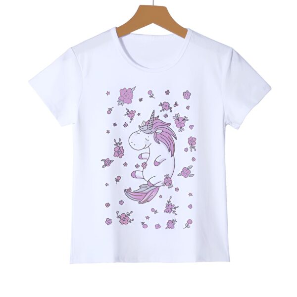 chemise-licorne-fille-douce-1a.jpg T-shirt blanc avec un dessin d'une licorne rose entourée de fleurs. Le t-shirt est suspendu à un cintre., 45502318117119,45502318149887,45502318182655,45502318215423,45502318248191,45502318280959,45502318313727,45502318346495 | Licorne Shop