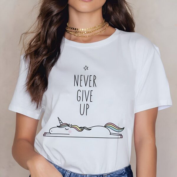 chemise-licorne-ne-jamais-abandonner-1a.jpg Femme portant un t-shirt blanc avec l'inscription "Never Give Up" et un dessin d'une licorne allongée. Collier doré à plusieurs rangs autour du cou. Cheveux bruns ondulés., 45502313234687,45502313267455,45502313300223,45502313332991,45502313365759,45502313398527,45502313431295,45502313464063 | Licorne Shop