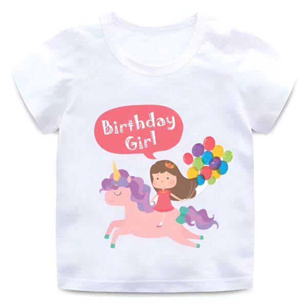 chemise-licorne-pour-fille-anniversaire-1a.jpg T-shirt blanc pour enfant avec une illustration de licorne rose, une fille en robe rouge tenant des ballons et une bulle de texte "Birthday Girl" (fille d'anniversaire). Vêtement festif pour célébrer un anniversaire., 45502333452543,45502333485311,45502333518079,45502333550847,45502333583615,45502333616383,45502333649151,45502333681919 | Licorne Shop