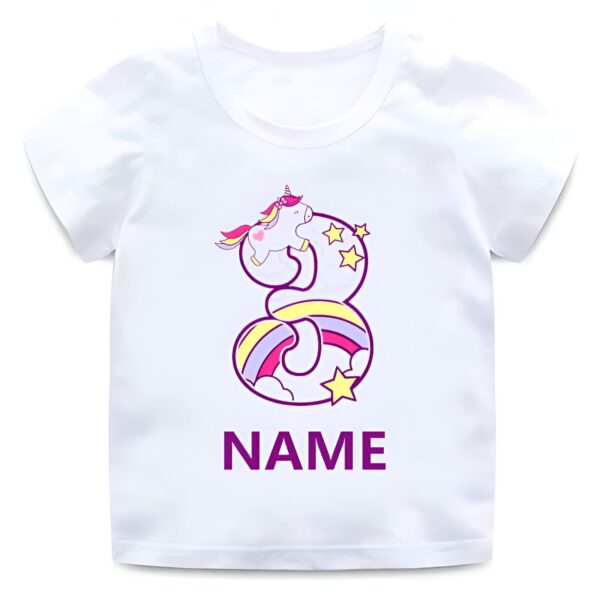 chemise-licorne-trois-a-l-imprime-original-1a.jpg T-shirt blanc personnalisé pour enfant avec motif licorne et le chiffre 3. Idée cadeau anniversaire pour enfant de 3 ans. Personnalisable avec un nom., 45502304878847,45502304911615,45502304944383,45502304977151,45502305009919,45502305042687,45502305075455,45502305108223 | Licorne Shop