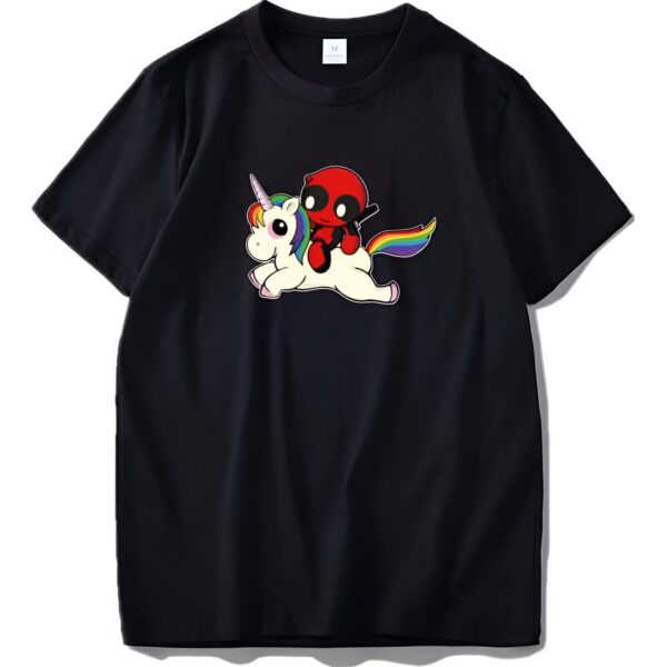 chemise-motif-licorne-deadpool-1a-1.jpg T-shirt noir avec une illustration de Deadpool chevauchant une licorne blanche à crinière et queue arc-en-ciel. Deadpool tient deux épées dans son dos. Design humoristique et original., 45502329979135,45502330011903,45502330044671,45502330077439,45502330110207,45502330142975,45502330175743,45502330208511 | Licorne Shop