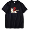 chemise-motif-licorne-deadpool-1a.jpg T-shirt noir avec une illustration de Deadpool chevauchant une licorne blanche à crinière et queue arc-en-ciel. Deadpool tient deux épées dans son dos. Design humoristique et original., 45502329979135,45502330011903,45502330044671,45502330077439,45502330110207,45502330142975,45502330175743,45502330208511 | Licorne Shop
