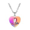 collier-argent-sterling-pendentif-coeur-fantaisie-licorne-1a.jpg Pendentif en forme de cœur avec une chaîne argentée. L'image montre une licorne décorant des cupcakes avec une poche à douille. Arrière-plan coloré en dégradé de rose et d'orange. Bijou fantaisie., 45501128868095 | Licorne Shop