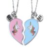 Deux colliers avec des pendentifs en forme de cœur brisé. Les pendentifs sont roses et bleus et ont des licornes dessus. Les colliers sont en argent et ont des fermoirs mousquetons.
