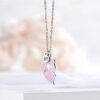 Deux moitiés d'un cœur en émail rose avec des détails en argent et un pendentif en forme de licorne arc-en-ciel. Le texte "BFF" est gravé sur une plaque en métal.