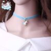 Gros plan d'un collier ras du cou bleu avec un pendentif licorne. Le pendentif est blanc avec des détails bleus et dorés. Un autocollant de licorne est visible en haut à gauche., 45501736812799 | Licorne Shop