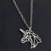 collier-en-argent-sterling-licorne-geometrique-original-1a.jpg Collier argenté avec pendentif licorne géométrique. Bijou fantaisie pour femmes et filles, design moderne et minimaliste. Accessoire tendance et original., 45501718823167 | Licorne Shop