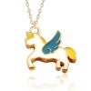 collier-licorne-aile-bleu-1a.jpg Un pendentif en forme de licorne ailée. La licorne est blanche avec une crinière et une queue jaunes, et des ailes bleues. Le pendentif est en métal doré.