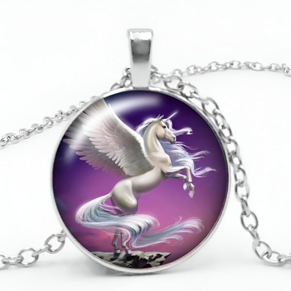 Un pendentif en forme de licorne ailée cabré sur un fond violet. La chaîne est en argent.