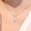 collier-licorne-anniversaire-2a.jpg L'image montre un pendentif en forme de tête de licorne en argent et or avec une chaîne en argent. La licorne a une crinière et une queue en or et des yeux noirs. Le pendentif est porté par une femme avec un haut blanc.