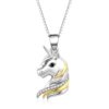 collier-licorne-anniversaire-4a.jpg L'image représente un pendentif en forme de tête de licorne. La licorne est représentée de profil et a une crinière et une corne dorées. Le pendentif est en argent et est suspendu à une chaîne en argent.