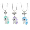 collier-licorne-best-friend-forever-3-parties-1a.jpg Trois colliers avec des pendentifs en forme de licorne. Les pendentifs sont de couleur rose, violet et bleu. Les licornes ont des crinières et des queues colorées. Les colliers sont en métal argenté.