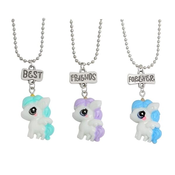 collier-licorne-best-friend-forever-3-parties-1a.jpg Trois colliers avec des pendentifs en forme de licorne. Les pendentifs sont de couleur rose, violet et bleu. Les licornes ont des crinières et des queues colorées. Les colliers sont en métal argenté.