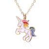 Un collier avec un pendentif en forme de licorne. La licorne est blanche avec une crinière et une queue arc-en-ciel. Le collier est en métal doré.