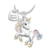 collier-licorne-chic-2a.jpg Un collier avec un pendentif en forme de licorne. La licorne est blanche avec une crinière et une queue arc-en-ciel. Elle a un collier avec un pendentif en forme de cœur avec l'inscription "You are magical".