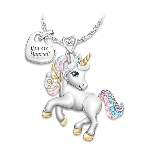 collier-licorne-chic-2a.jpg Un collier avec un pendentif en forme de licorne. La licorne est blanche avec une crinière et une queue arc-en-ciel. Elle a un collier avec un pendentif en forme de cœur avec l'inscription "You are magical".