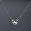 collier-licorne-coeur-argente-1a.jpg Un pendentif en forme de cœur avec une licorne et une étoile à l'intérieur. La chaîne est en acier inoxydable.