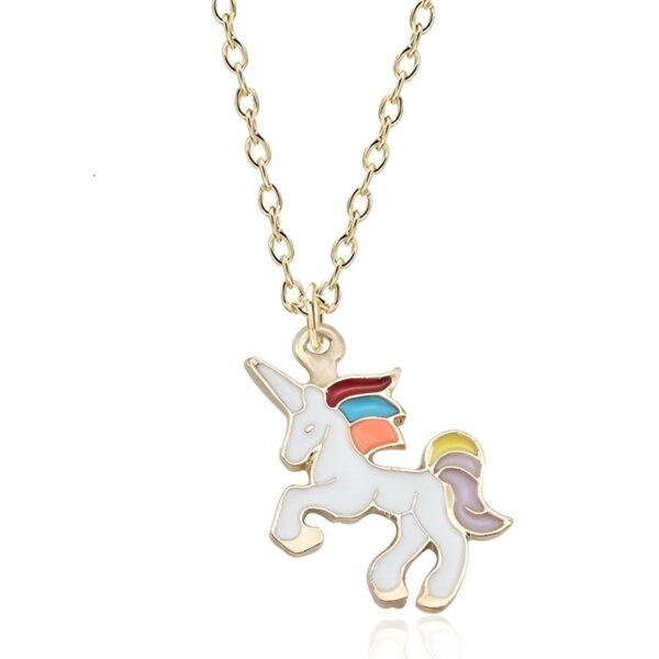 collier-licorne-colore-1a.jpg Un collier avec un pendentif en forme de licorne. La licorne est blanche avec une crinière et une queue arc-en-ciel. Le collier est en métal doré.