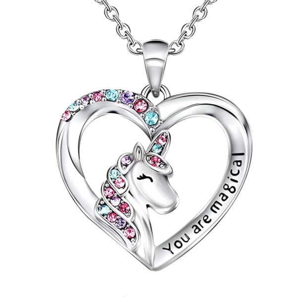 collier-licorne-cristal-argent-1a.jpg Un pendentif en forme de cœur avec une licorne. La licorne est sertie de cristaux roses, bleus et violets. Le cœur est en métal argenté et porte l'inscription "You are magical".