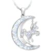 collier-licorne-diamant-lune-1a.jpg Un collier avec un pendentif en forme de croissant de lune et d'une licorne. La lune et la licorne sont serties de cristaux.