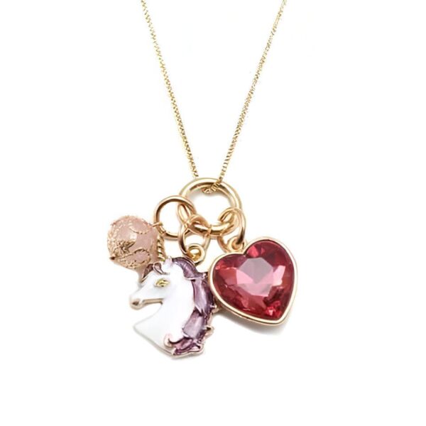 collier-licorne-et-coeur-rouge-1a.jpg Collier doré avec pendentifs : licorne blanche, cœur rose et breloque décorative. Bijou fantaisie pour femme. Accessoire de mode mignon et tendance., 45501844881663 | Licorne Shop