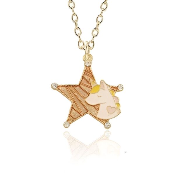 collier-licorne-etoile-doree-1a.jpg Un collier avec un pendentif en forme d'étoile. L'étoile est de couleur or et est décorée d'un motif de licorne. La licorne est de couleur blanche et a une crinière et une queue jaunes. Le collier est en métal et est de couleur or.