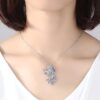 collier-licorne-fantaisie-1a.jpg L'image montre un collier avec un pendentif licorne. La licorne est sertie de cristaux multicolores et a une crinière et une queue arc-en-ciel. Le collier est en argent sterling.