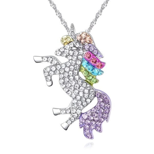 collier-licorne-fantaisie-2a.jpg L'image montre un collier avec un pendentif en forme de licorne. La licorne est sertie de cristaux de différentes couleurs, notamment du rose, du bleu, du vert et du jaune. Le pendentif est suspendu à une chaîne en argent.