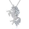 collier-licorne-fantaisie-argent-1a.jpg L'image montre un pendentif en forme de licorne. La licorne est debout sur ses pattes arrière et a une crinière et une queue en cristal. Le pendentif est en métal argenté.
