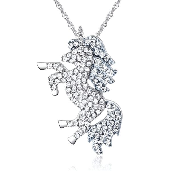 collier-licorne-fantaisie-argent-1a.jpg L'image montre un pendentif en forme de licorne. La licorne est debout sur ses pattes arrière et a une crinière et une queue en cristal. Le pendentif est en métal argenté.