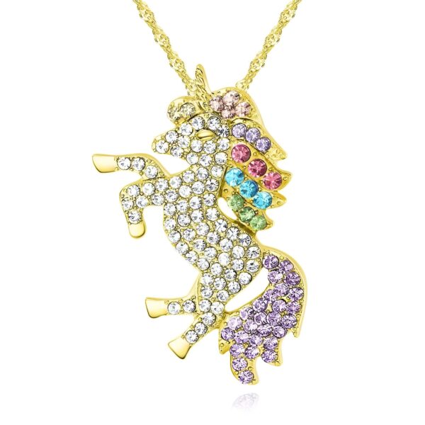 L'image représente un collier avec un pendentif en forme de licorne. La licorne est sertie de cristaux de différentes couleurs. Le collier est en métal doré.