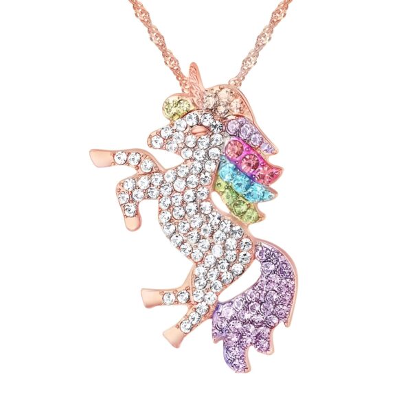 collier-licorne-fantaisie-or-rose-1a.jpg Un collier avec un pendentif licorne en or rose serti de cristaux multicolores.