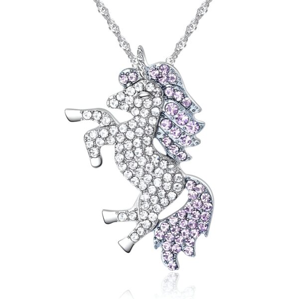 collier-licorne-fantaisie-violet-1a.jpg Un collier avec un pendentif en forme de licorne. La licorne est sertie de cristaux blancs et roses.