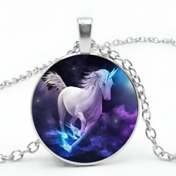 Un pendentif en forme de licorne avec un collier en argent. La licorne est blanche avec une crinière et une queue violettes. Elle est représentée en train de courir dans un ciel étoilé.