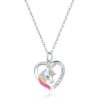 collier-licorne-femme-argent-2a.jpg Un collier avec un pendentif en forme de cœur. Le cœur est évidé et l'on peut voir une licorne à l'intérieur. La licorne est blanche avec une crinière et une queue arc-en-ciel. Le pendentif est en argent et serti de zircons. La chaîne est en argent également.