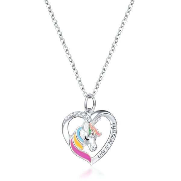 collier-licorne-femme-argent-2a.jpg Un collier avec un pendentif en forme de cœur. Le cœur est évidé et l'on peut voir une licorne à l'intérieur. La licorne est blanche avec une crinière et une queue arc-en-ciel. Le pendentif est en argent et serti de zircons. La chaîne est en argent également.